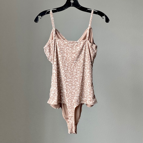 Sleeveless Ruching bodysuit. - Picture 3 of 6